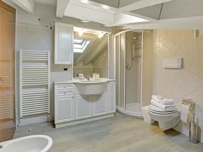 Badezimmer mit Dusche