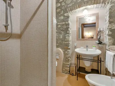 Badezimmer mit Dusche