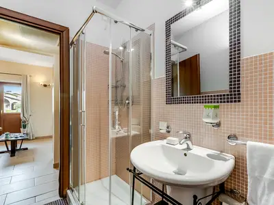 Badezimmer mit Dusche