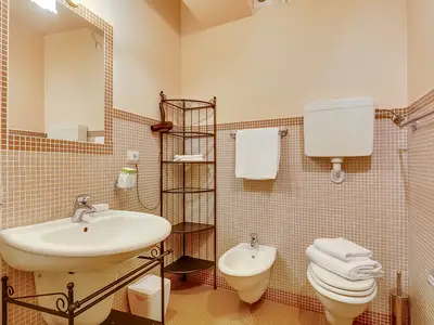 Badezimmer mit Dusche