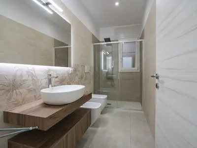 Badezimmer mit Dusche