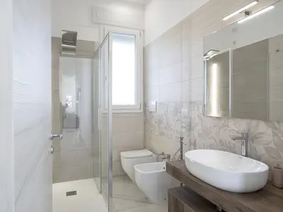 Badezimmer mit Dusche