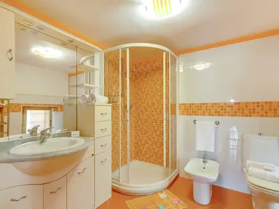 Badezimmer mit Dusche