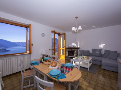 Wohnzimmer mit Sitzbereich und Essbereich und Seeblick