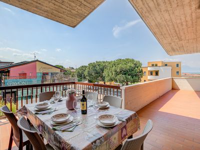 Balkon mit Tisch und Stuhl und teilweise Blick auf den See