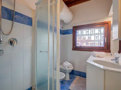 Badezimmer mit Dusche