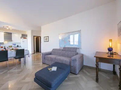 Wohnzimmer mit Schlafsofa für 2 Personen und Smart TV