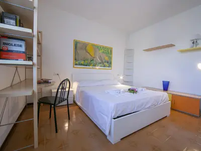 Zweites Schlafzimmer mit Doppelbett, Kleiderschrank und kleinem Schreibtisch