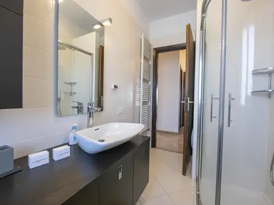 Badezimmer mit Dusche, Waschbecken, Bidet, wc und Waschmaschine