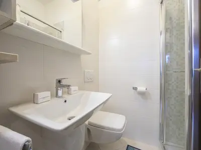 Zweites Badezimmer mit Dusche, Waschbecken, Bidet und wc