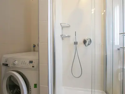 Badezimmer mit Dusche, Waschbecken, Bidet, wc und Waschmaschine