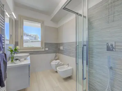 Badezimmer mit Dusche