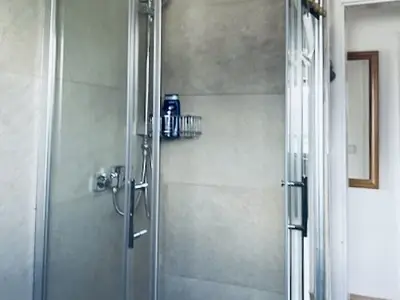 Natursteinbad mit Dusche