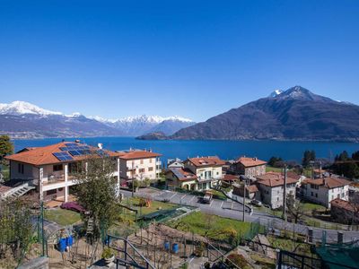 Blick auf die Stadt Pianello del Lario und die Residenz