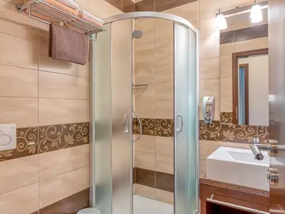 Badezimmer mit Dusche