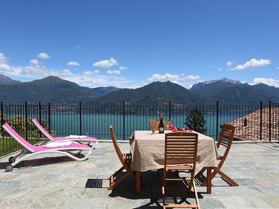 Grosse Terrasse mit 180 Grad Blick auf den See