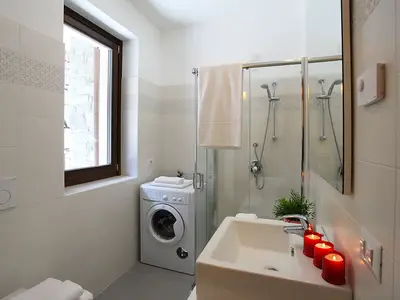 Badezimmer mit Dusche