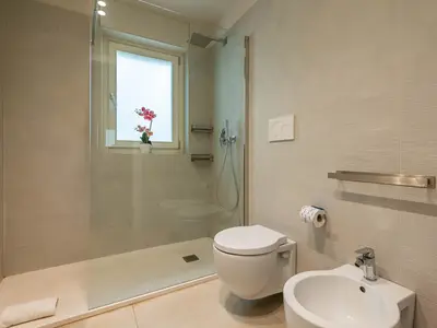 Badezimmer mit Dusche