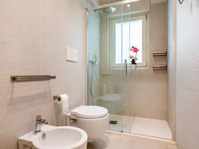 Badezimmer mit Dusche