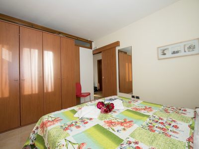 Schlafzimmer mit Doppelbett und Kleiderschrank