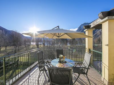 Private Terrasse mit teilweisem Seeblick