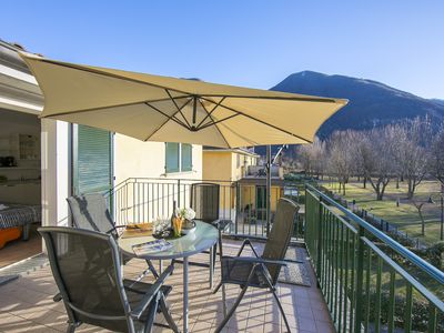 Terrasse mit Tisch für Mahlzeiten im Freien