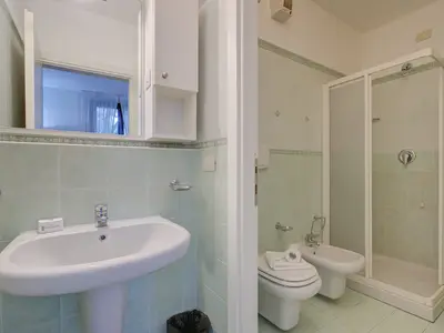 Badezimmer mit Dusche