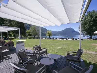 Bar über dem See
