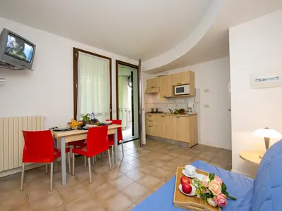 Wohnzimmer und offene Küche