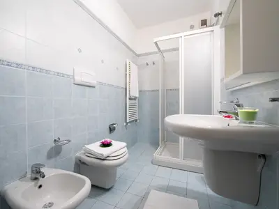 Badezimmer mit Dusche