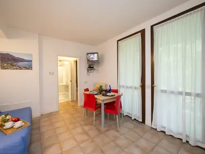 Wohnzimmer und Essbereich mit Zugang zum Balkon