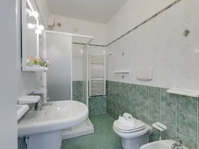 Badezimmer mit Dusche