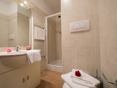 Badezimmer mit Dusche