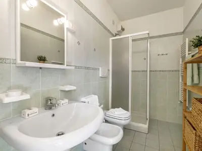Badezimmer mit Dusche