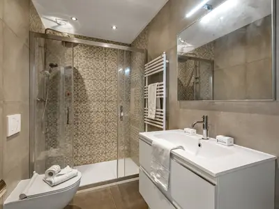 Badezimmer mit Dusche
