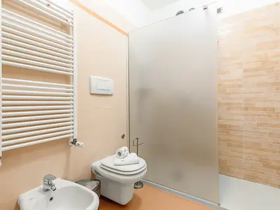 Badezimmer mit Dusche