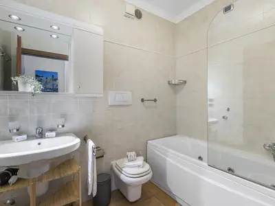 Badezimmer mit Badewanne