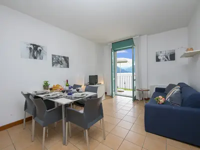 Wohnzimmer, Essbereich und Zugang zum Balkon