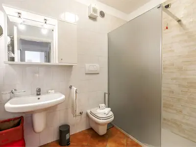 Badezimmer mit Dusche