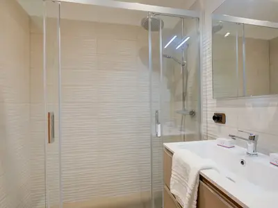 Badezimmer mit Dusche