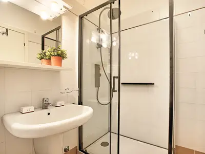 Badezimmer mit Dusche