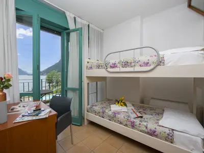 Schlafzimmer mit Zugang zum Balkon