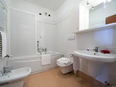 Badezimmer mit Badewanne/Dusche