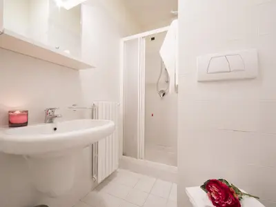 Badezimmer mit Dusche