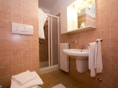 Badezimmer mit Dusche