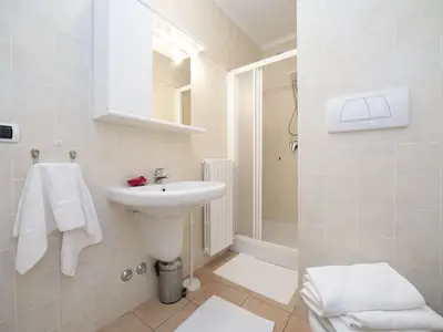 Badezimmer mit Dusche