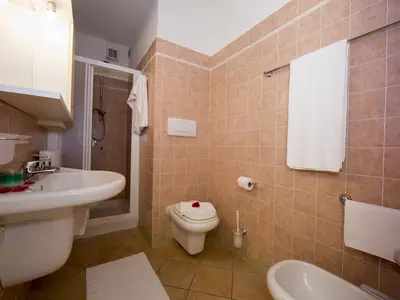 Badezimmer mit Dusche