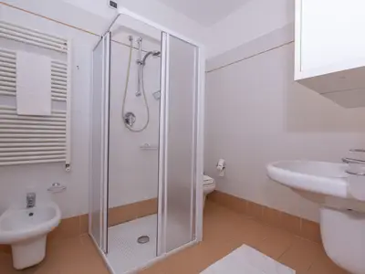 Badezimmer mit Dusche