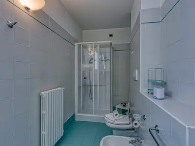 Badezimmer mit Dusche