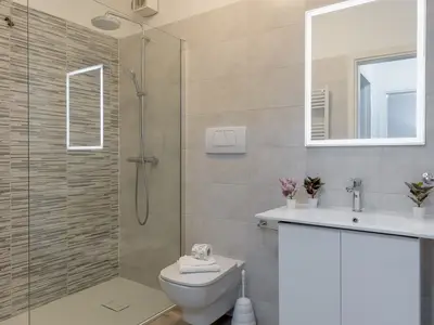 Badezimmer mit Dusche